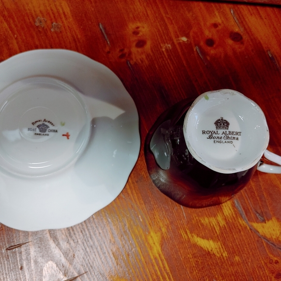 Royal Albert teacup and saucer - Picture 4 of 7
